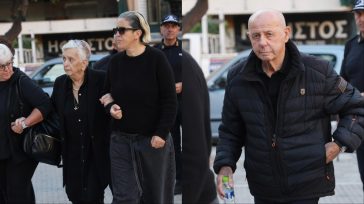 Μνημόσυνο Μαζωνάκη: Συντετριμμένη η οικογένειά του στον Ιερό Ναό Αγίας Τριάδας στη Νίκαια