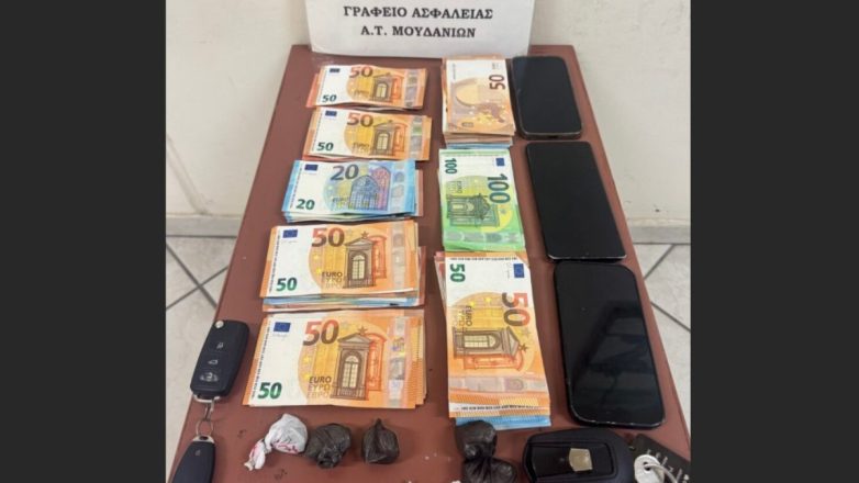 Χαλκιδική: Κατασχέθηκαν κάνναβη, κοκαΐνη και πάνω από 3.000 ευρώ Χαλκιδική: Κατασχέθηκαν κάνναβη, κοκαΐνη και πάνω από 3.000 ευρώ