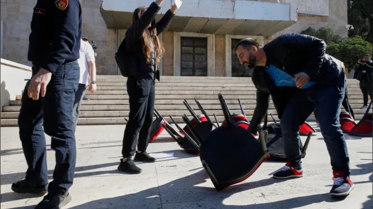 Αλβανία: Ο Ράμα τοποθέτησε καρέκλες με την επιγραφή «ΔΙΑΛΟΓΟΣ» και οι φοιτητές τις αναποδογύρισαν