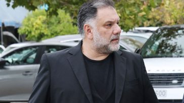 Γρηγόρης Αρναούτογλου: «Ήμουν τόσο θρησκόληπτος που δεν έκανα σεξ Τετάρτη και Παρασκευή»