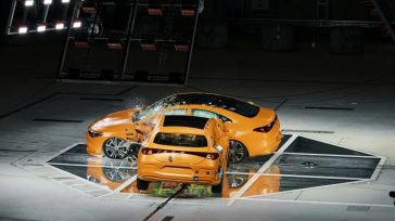 Mercedes-Benz: Έβαλε δύο CLA να συγκρουστούν με 56 χλμ./ώρα – Τι συνέβη στην μπαταρία του ηλεκτρικού; (Βίντεο)