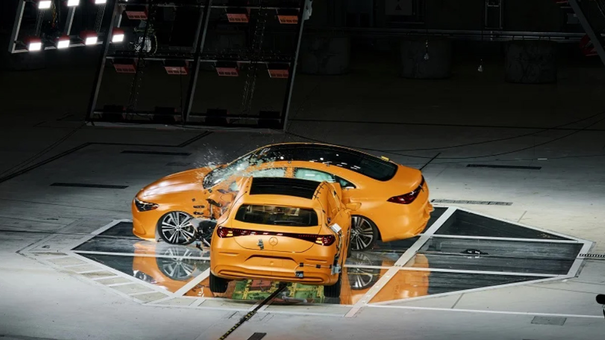 Mercedes-Benz: Έβαλε δύο CLA να συγκρουστούν με 56 χλμ./ώρα – Τι συνέβη στην μπαταρία του ηλεκτρικού; (Βίντεο)