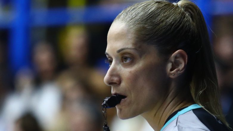 Συνελήφθη η διαιτητής Βασιλική Τσαρούχα για την υπόθεση Λιόλιου Συνελήφθη η διαιτητής Βασιλική Τσαρούχα για την υπόθεση Λιόλιου