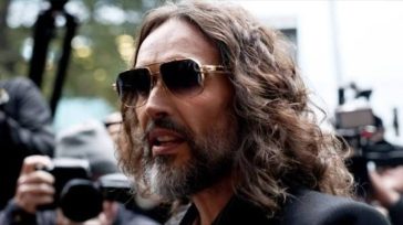 Ράσελ Μπραντ: Σοκάρει η μαρτυρία γυναίκας για βιασμό και σεξουαλικές επιθέσεις