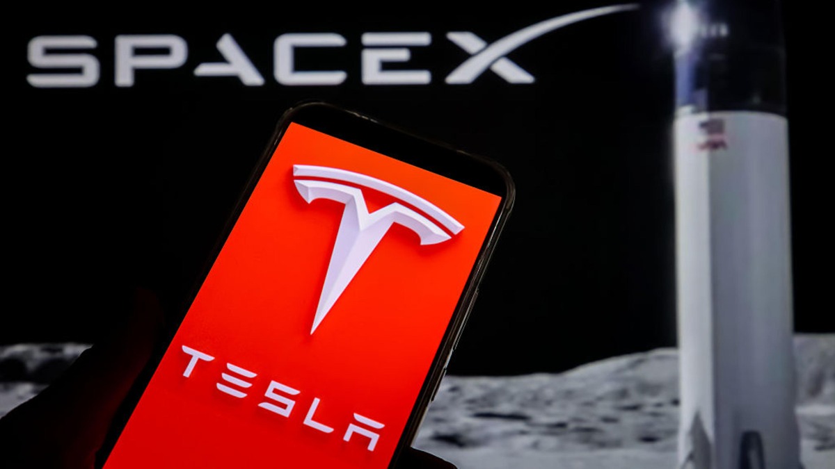 Ο Έλον Μασκ εξετάζει τη συγχώνευση SpaceX και Tesla