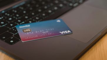 Πρέβεζα: Οικιακή βοηθός έκλεψε την τραπεζική κάρτα ηλικιωμένου και «σήκωσε» 14.000 ευρώ