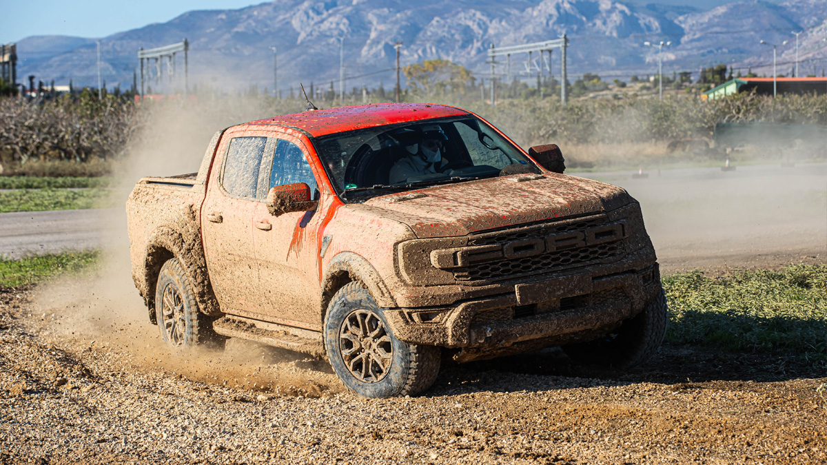 Χώμα, λάσπη και… άλματα με το κορυφαίο Ford Ranger Raptor V6 292 ίππων (Βίντεο)