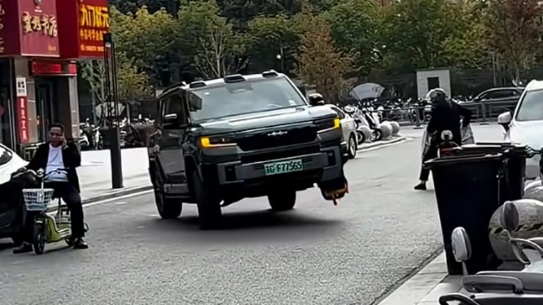 BYD: Σήκωσε στον αέρα τον τροχό με τη δαγκάνα της αστυνομίας και έφυγε με τρεις ρόδες (Βίντεο)