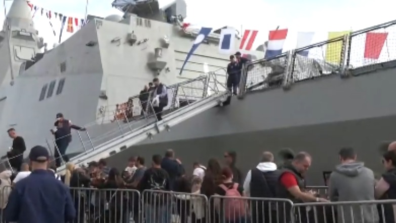 Θεσσαλονίκη: Κοσμοσυρροή στο λιμάνι για τη φρεγάτα Belharra «Κίμων» Θεσσαλονίκη: Κοσμοσυρροή στο λιμάνι για τη φρεγάτα Belharra «Κίμων»