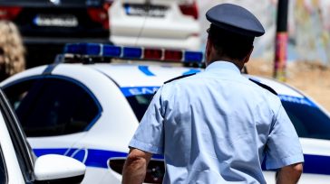 Καλλιθέα: Οδηγός μηχανής εγκατέλειψε τραυματισμένη τη συνεπιβάτιδά του μετά από τροχαίο