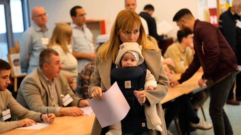 Άνοιξαν οι κάλπες για τις κρίσιμες βουλευτικές εκλογές στη Σερβία Άνοιξαν οι κάλπες για τις κρίσιμες βουλευτικές εκλογές στη Σερβία