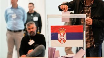 Άνοιξαν οι κάλπες για τις κρίσιμες βουλευτικές εκλογές στη Σερβία