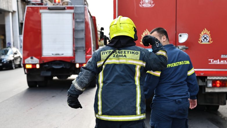 Εξάρχεια: Έβαλαν φωτιά σε κάδους και επιτέθηκαν με πέτρες στην Πυροσβεστική Εξάρχεια: Έβαλαν φωτιά σε κάδους και επιτέθηκαν με πέτρες στην Πυροσβεστική
