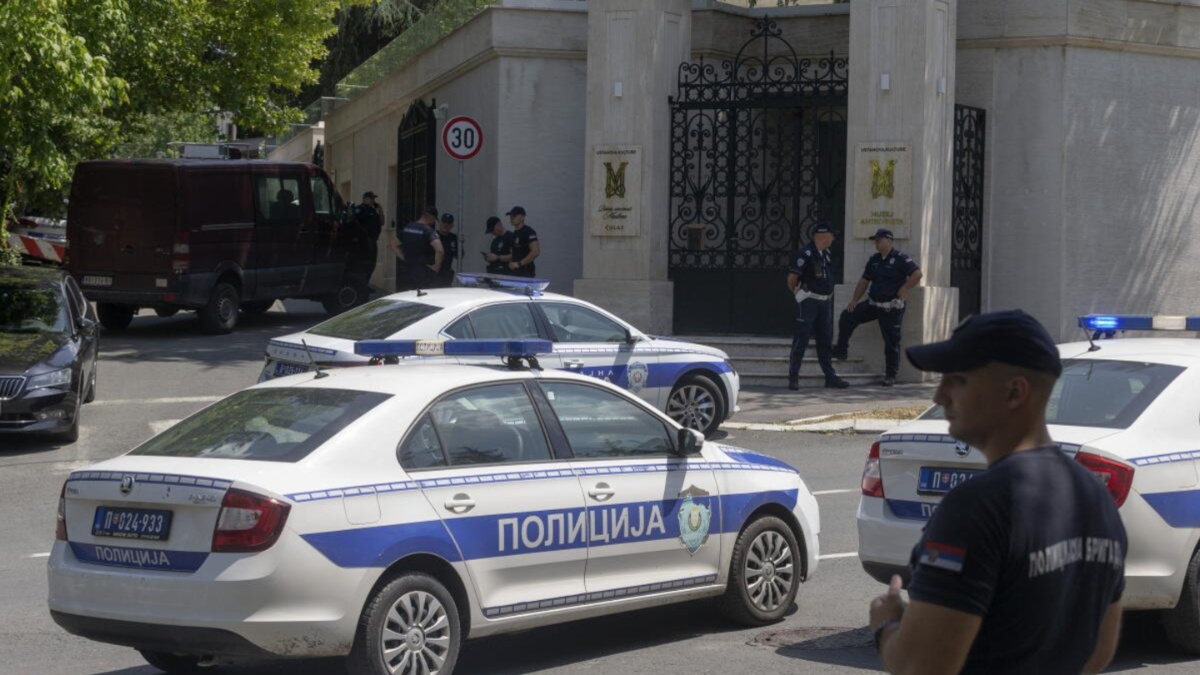 Επίθεση με μαχαίρι έξω από την πρεσβεία του Ισραήλ στο Βελιγράδι Επίθεση με μαχαίρι έξω από την πρεσβεία του Ισραήλ στο Βελιγράδι