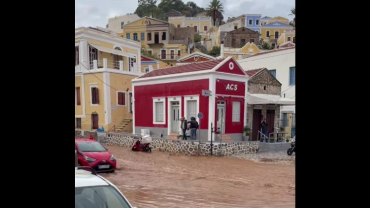 Σύμη: Δρόμοι μετατράπηκαν σε χειμάρρους από τη σφοδρή κακοκαιρία Σύμη: Δρόμοι μετατράπηκαν σε χειμάρρους από τη σφοδρή κακοκαιρία