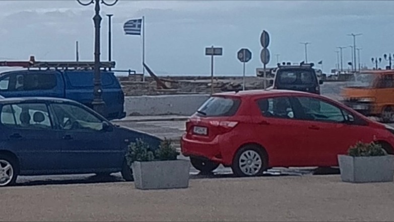 Αυτοκίνητο με ανήλικο οδηγό παρέσυρε 5χρονο παιδί στην Τήνο Αυτοκίνητο με ανήλικο οδηγό παρέσυρε 5χρονο παιδί στην Τήνο