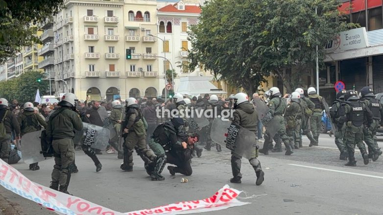 Θεσσαλονίκη: Άγρια επεισόδια σε συγκέντρωση διαμαρτυρίας για την ομιλία του Κασιδιάρη Θεσσαλονίκη: Άγρια επεισόδια σε συγκέντρωση διαμαρτυρίας για την ομιλία του Κασιδιάρη