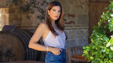 Σταματίνα Τσιμτσιλή: Η σπάνια φωτογραφία από τα μαθητικά της χρόνια ανήμερα της 28ης Οκτωβρίου