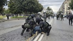 Οργή για την άγρια αστυνομική καταστολή στις διαμαρτυρίες μετά την ομιλία Κασιδιάρη