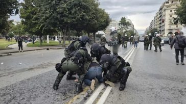 Οργή για την άγρια αστυνομική καταστολή στις διαμαρτυρίες μετά την ομιλία Κασιδιάρη