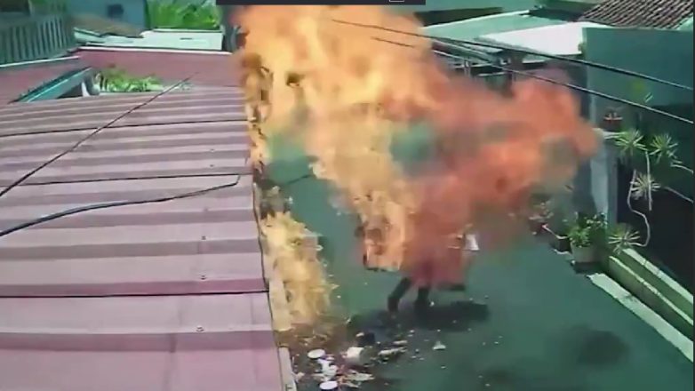 Ινδονησία: Πλανόδιος πωλητής τυλίχθηκε σε πύρινη σφαίρα