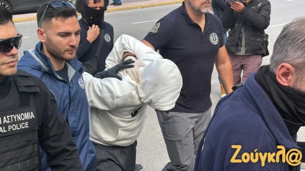 Έκρηξη στην Πλάκα: Στον ανακριτή τη Δευτέρα οι τρεις κατηγορούμενοι Έκρηξη στην Πλάκα: Στον ανακριτή τη Δευτέρα οι τρεις κατηγορούμενοι