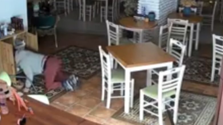 Πειραιάς: Viral στα social media ο διαρρήκτης που μπουσουλάει Πειραιάς: Viral στα social media ο διαρρήκτης που μπουσουλάει