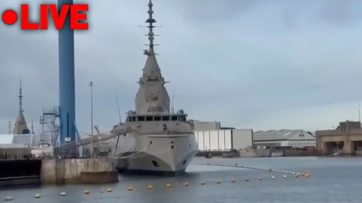 Ύψωσε την ελληνική σημαία στη Γαλλία η φρεγάτα «Νέαρχος»