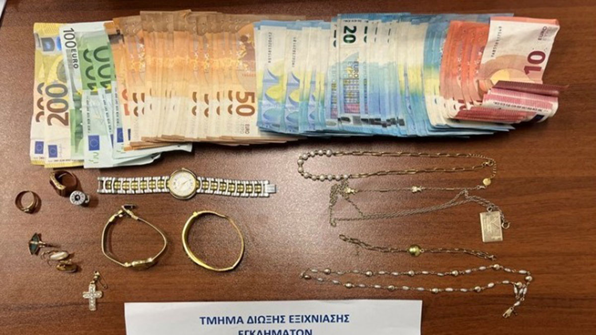 Σύλληψη πέντε μελών σπείρας που εξαπατούσε πολίτες, σε Καβάλα και Θεσσαλονίκη Σύλληψη πέντε μελών σπείρας που εξαπατούσε πολίτες, σε Καβάλα και Θεσσαλονίκη