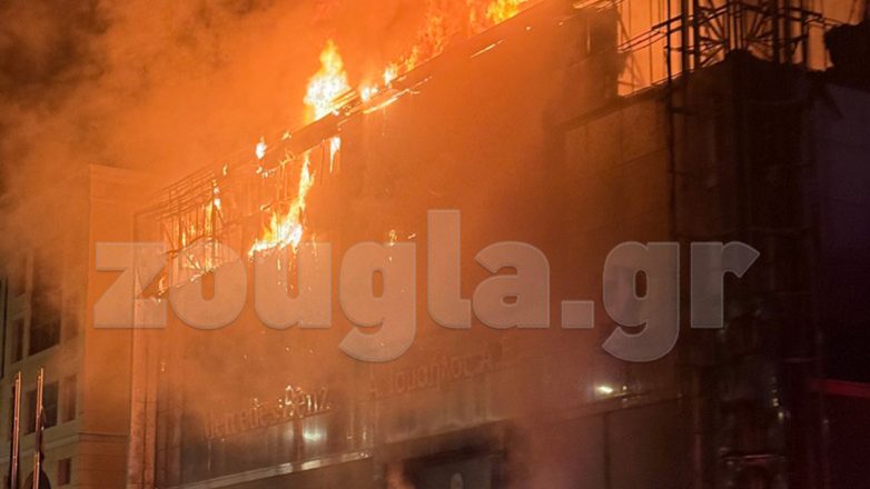 Κατασβέστηκε η φωτιά σε αντιπροσωπεία αυτοκινήτων στη Γλυφάδα