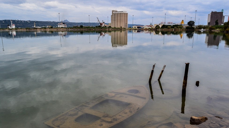 ΤΟ ΛΙΜΑΝΙ ΤΗΣ ΣΟΥΔΑΣ ΜΕΡΑ ΚΑΙ ΝΥΧΤΑ