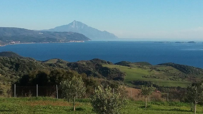 Στους πρόποδες του επιβλητικού Άθωνα.