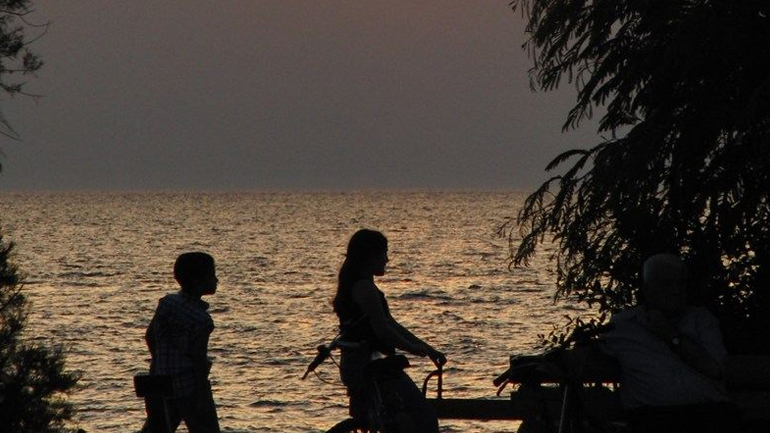 Ηλιοβασιλέματα πλάι στο κύμα