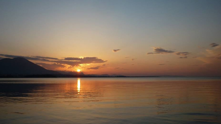 ηλιοβασίλεμα ,σύννεφα ,φεγγάρι