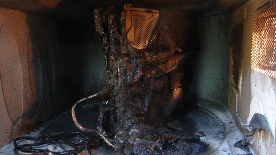 Έψησε το PS4 και το πούλησε 11.000 δολάρια!