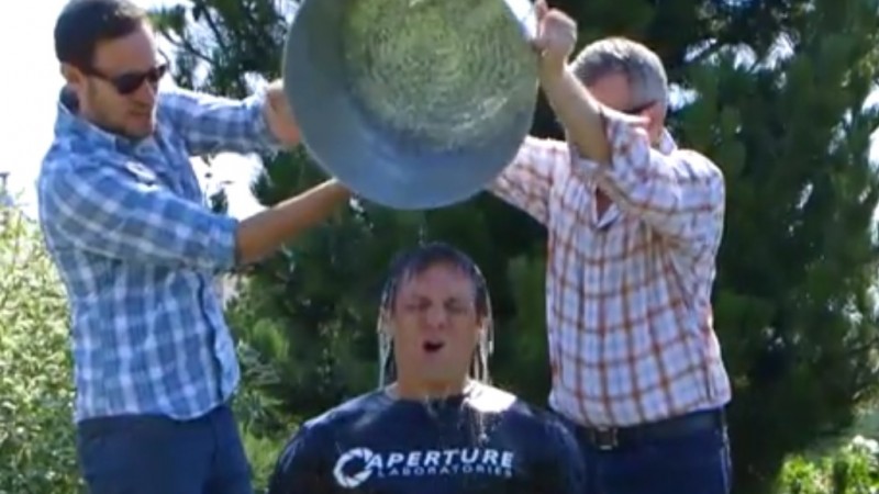 Ice Bucket: Διάσημοι…μπουγελώνονται!