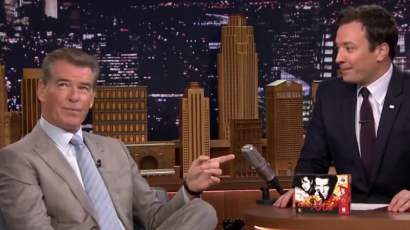 Ο Pierce Brosnan παίζει GoldenEye 007