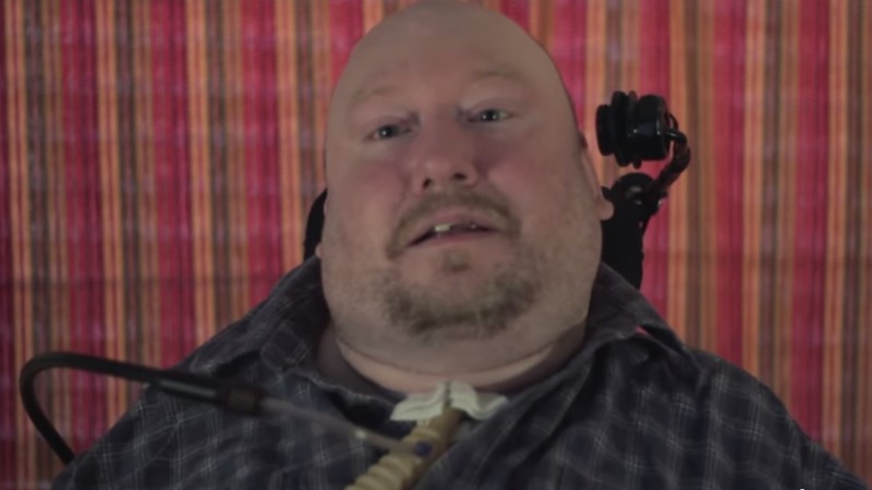 NoHandsKen: Τετραπληγικός παίζει στο Twitch