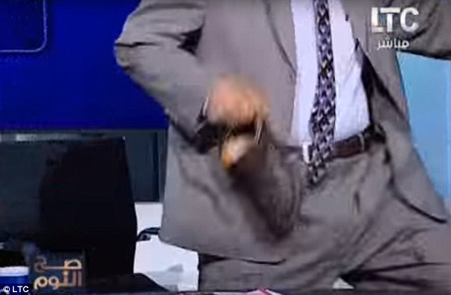 Ακόμη και... παπούτσι επιστρατεύτηκε