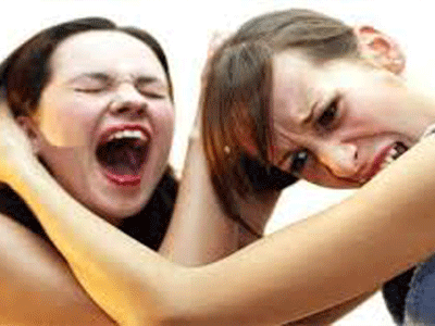 «Μαλλιοτραβήγματα» έξω από το ΑΤ Πύργου