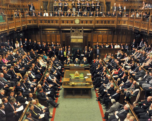 Κλειστά λόγω… διακοπών τα ευρωπαϊκά κοινοβούλια