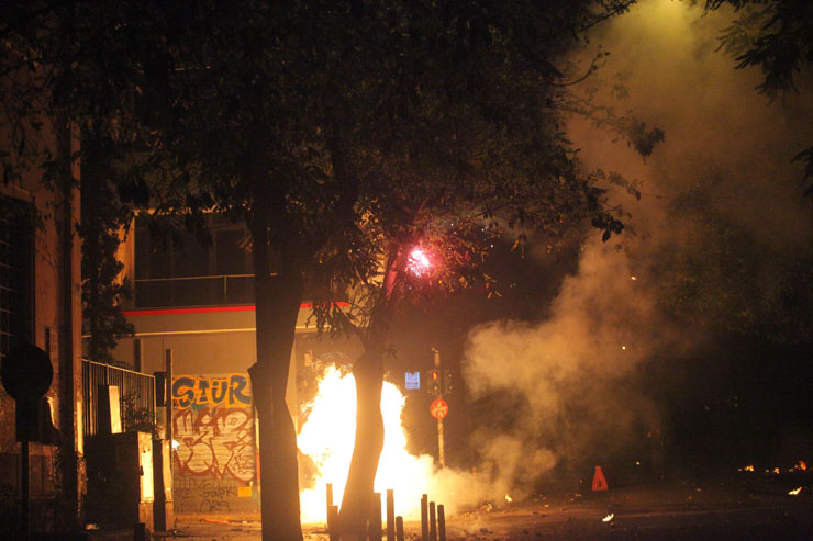 Φωτιά από βόμβα μολότοφ στα Εξάρχεια