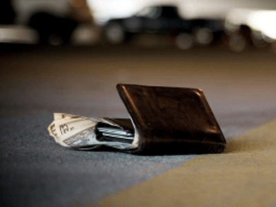 Νεαρός από τον Βόλο βρ’ηκε και επέστρεψε 900 ευρώ