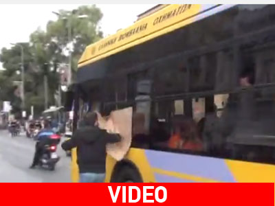 Φοιτητές κολλούν συνθήματα σε διερχόμενα τρόλεϊ