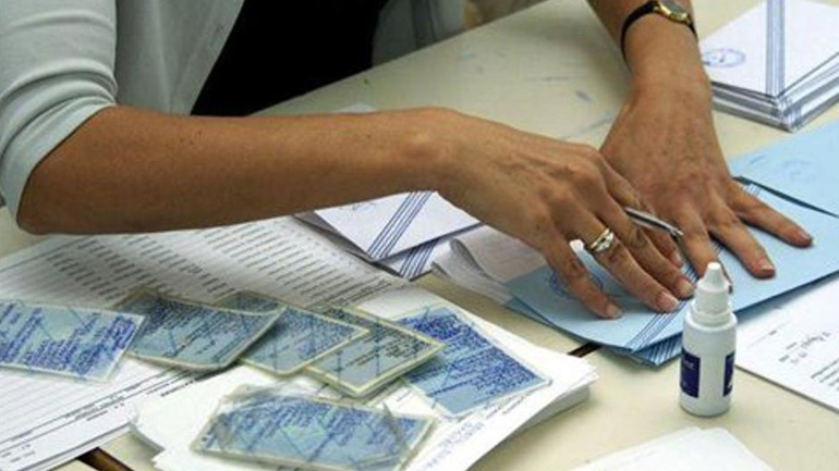 Ανοιχτά τα γραφεία ταυτοτήτων για το δημοψήφισμα