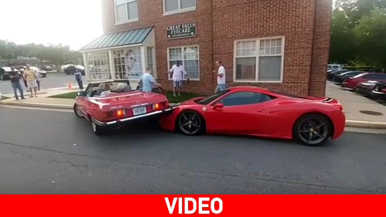 Συλλεκτική Mercedes καβαλάει Ferrari!