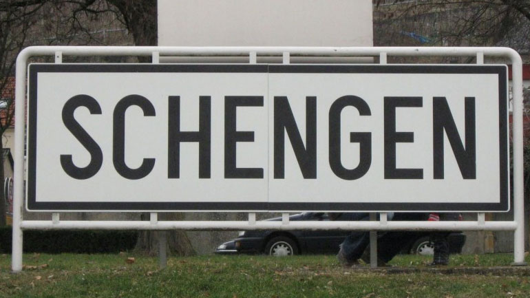 Assosciated Press: Η Ευρώπη κλείνει τα σύνορα της Ελλάδας