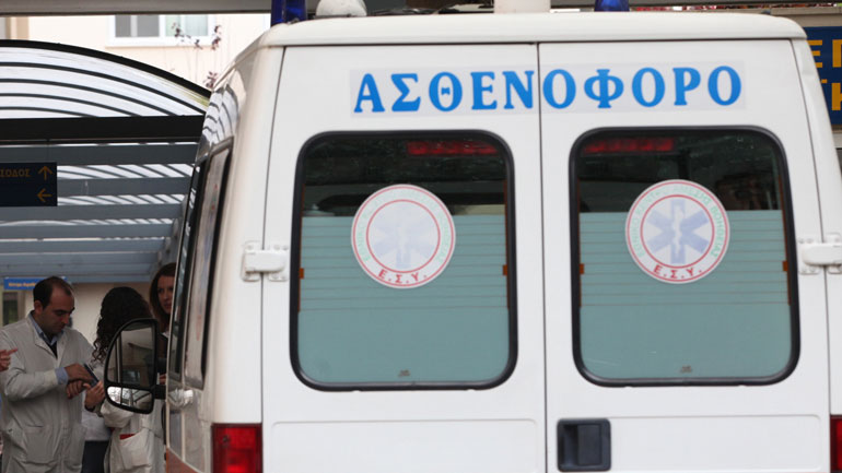 Δημοτικοί υπάλληλοι και πυροσβέστες θα μπορούν να οδηγούν ασθενοφόρα