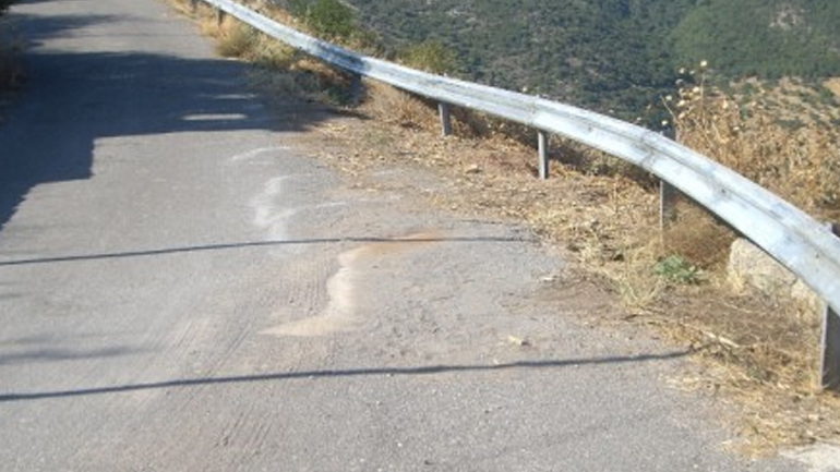 Ξήλωναν προστατευτικές μπάρες της εθνικής οδού για να τις πουλήσουν