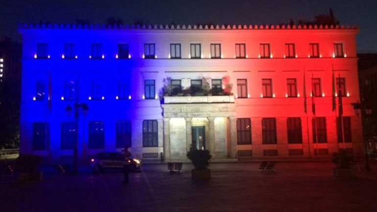 Στα χρώματα της Γαλλίας το δημαρχείο Αθήνας